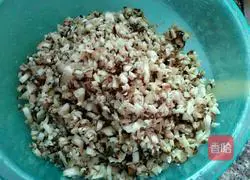 Illustration of how to make mushroom and lean meat dumplings 2