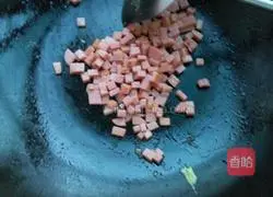 Illustration of how to make ham and egg fried rice 2