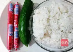 Illustration of how to make cucumber and ham fried rice 1