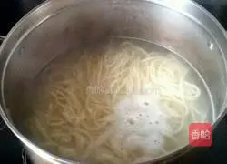 Illustration of how to make five-spice noodles 7