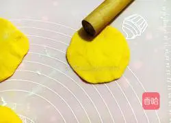 Illustration of how to make pumpkin meat buns 11