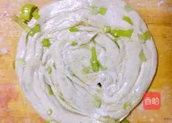 Illustration of how to make scallion pancakes 9
