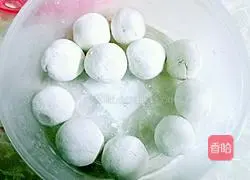Illustration of how to make glutinous rice balls with sesame paste soup base 4