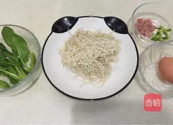 Illustration of making soy sauce fried noodles 1