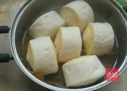 Illustration of how to make pumpkin two-color steamed buns 14