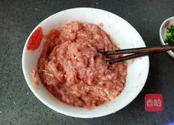 Illustration of how to make fresh meat wontons 3