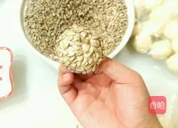 Illustration of how to make nut pancakes 8