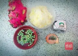 Illustration of how to make dragon fruit fried rice 1