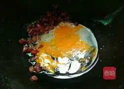 Illustration of how to make sausage and egg fried rice 6