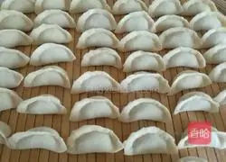 Illustration of how to make three fresh dumplings 11