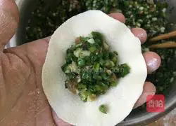 Illustration of how to make pork and leek dumplings 10