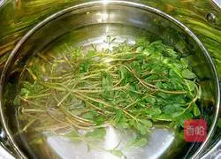 Illustration of how to make purslane garlic egg pancake 2