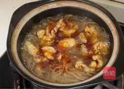 Illustration of how to make spicy rice noodles 9