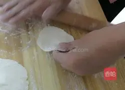 Illustration of how to make leek and egg dumplings 9