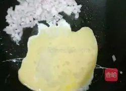 Illustration of how to make onion and egg fried rice 5
