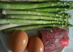 Illustration of how to make asparagus and tenderloin egg pancakes 1