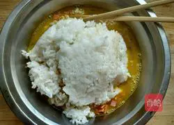 Illustration of how to make leftover rice and egg pancakes 5