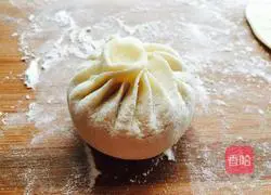 Illustration of how to make green onion and pork buns 14