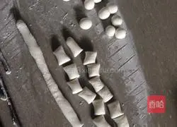 Illustration of how to make Taishan traditional salted glutinous rice balls 8