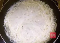 Illustration of how to make noodles with scallion oil 3