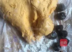 Illustration of how to make pumpkin pie with bean paste filling 6