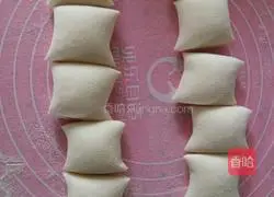 Illustration of how to make cowpea, carob and fungus meat buns 11