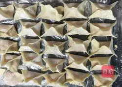 Illustration of how to make shrimp and pork wontons 3