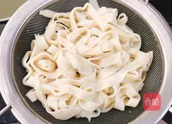 Illustration of how to make soybean paste noodles 12
