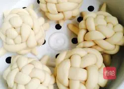 Illustration of how to make milk flower steamed buns 12