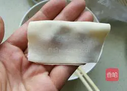 Illustration of how to make wontons stuffed with pork and green onions 5