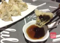 Illustration of how to make dumplings stuffed with pork and celery stuffing 18