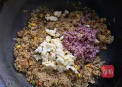 Illustration of how to make curry egg fried rice 8