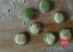 Illustration of making jade cabbage dumpling wrappers 2