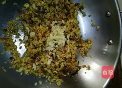 Illustration of how to make curry beef and egg fried rice 10