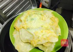 Easy Illustration of how to make egg-filled pancakes 9