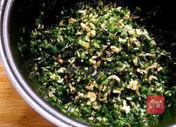 Illustration of how to make dumplings stuffed with three delicacies from Northeast China 3