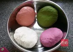 Illustration of how to make colorful wontons 6