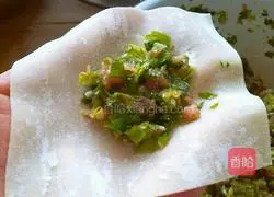 Illustration of how to make celery and pork wontons 7