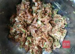 Illustration of how to make fennel and pork dumpling stuffing 5