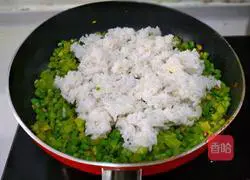 Illustration of how to make colorful fried rice 13