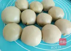 Illustration of how to make white-skinned red bean and purple sweet potato cakes 15