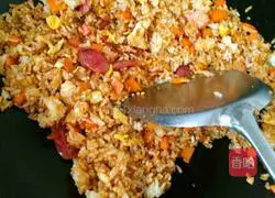 Illustration of how to make carrot, sausage and egg fried rice 4
