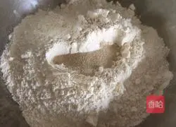 Illustration of how to make pineapple steamed buns in late autumn 3