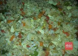 Illustration of how to make colorful egg fried rice 9
