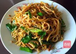 Illustration of how to make fried noodles with bean sprouts, garlic sprouts and shredded pork 6