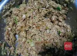 Illustration of how to make lotus root and pork dumpling stuffing 11