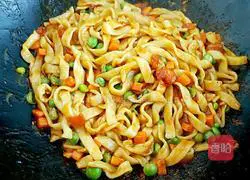 Illustration of how to make noodles with oyster sauce and tomato sauce 8