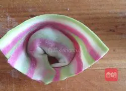Illustration of how to make rainbow wontons 20