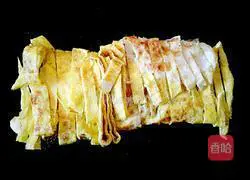 Illustration of how to make fried egg pancakes with garlic moss 6