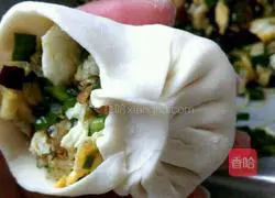 Illustration of how to make leek, egg and mushroom buns 9